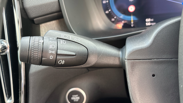 Volvo XC40 2.0 B4P Ultra Dark 5dr Auto Petrol Estate